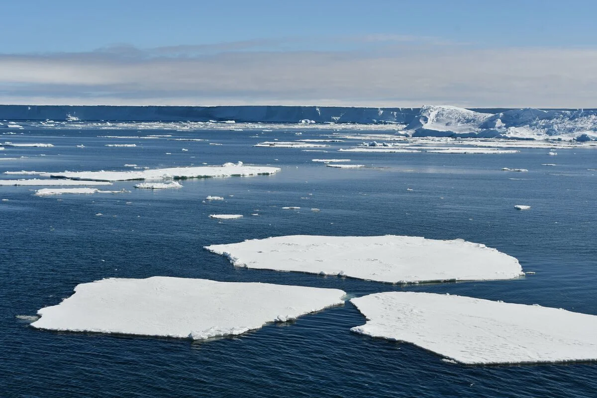 Mar de Bellinghausen en la Antártida desde el buque R/V Falkor en 2025