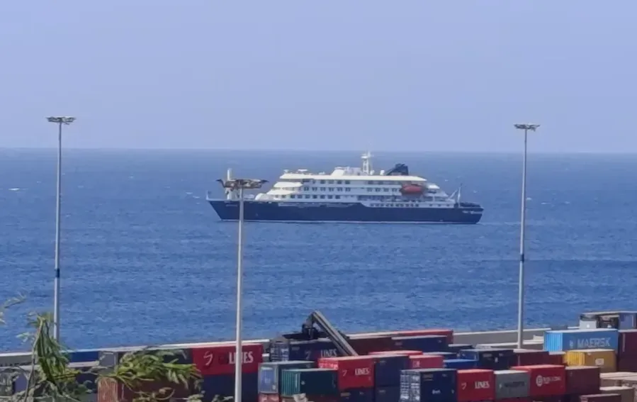 Crucero MV Hondius frente a zona portuaria durante seguimiento sanitario