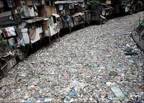 Río Citarum cubierto de residuos