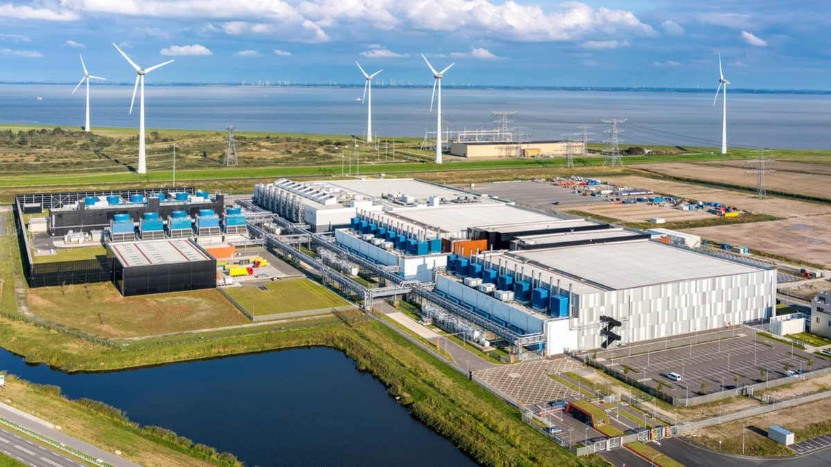 Aerogeneradores cerca de un centro de datos de Google en Países Bajos