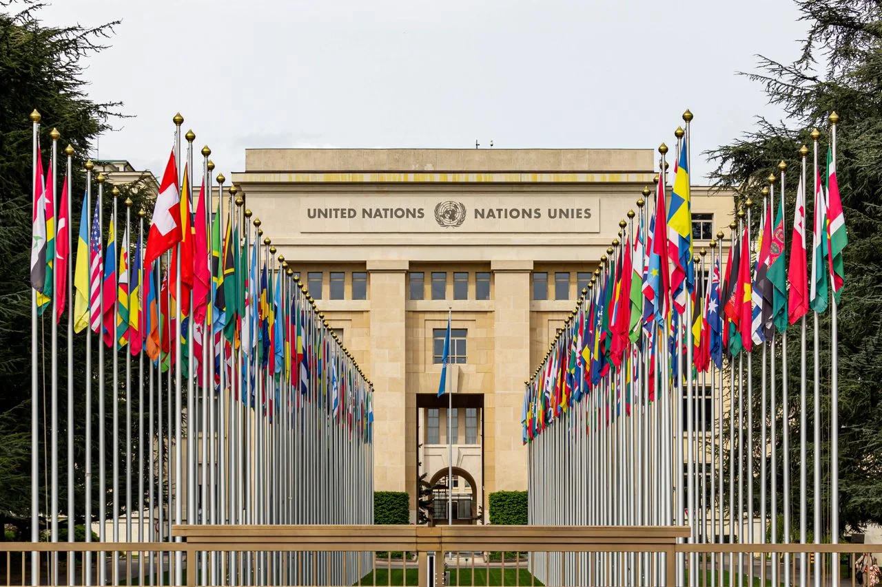 Sede de Naciones Unidas en Ginebra rodeada de banderas internacionales