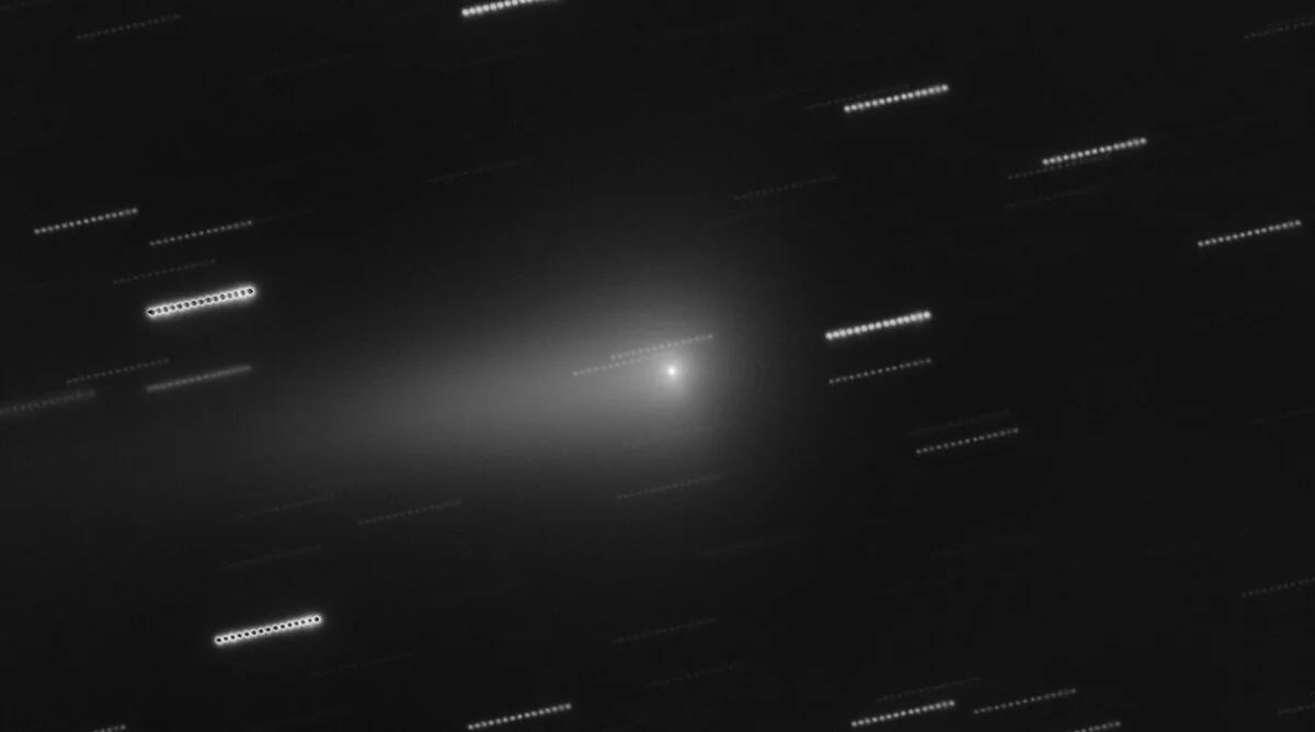 Cometa interestelar 3I/ATLAS con estelas de estrellas al fondo