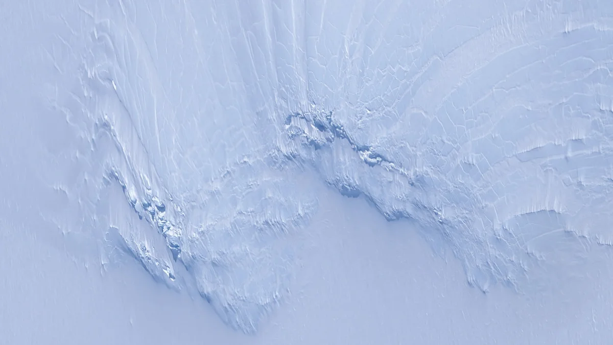 Fracturas y relieves de la capa de hielo antártica vistos desde el aire