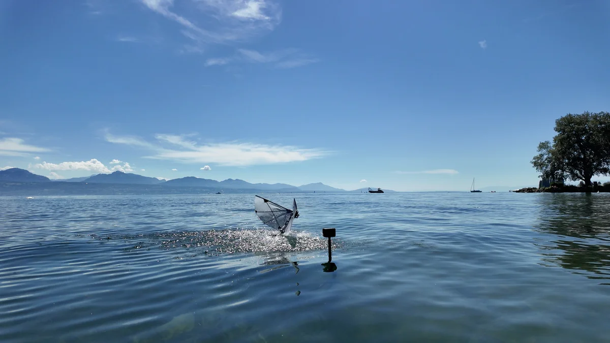 Robot de alas batientes despegando desde un lago