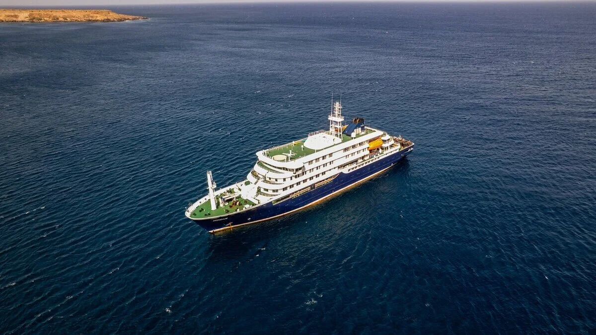Crucero de expedición navegando en mar abierto