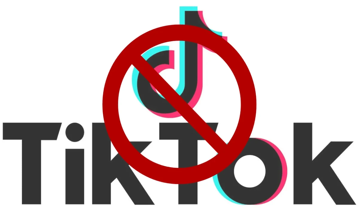 Logotipo de TikTok con un símbolo de prohibición roja superpuesto, indicando que la aplicación ha sido bloqueada.