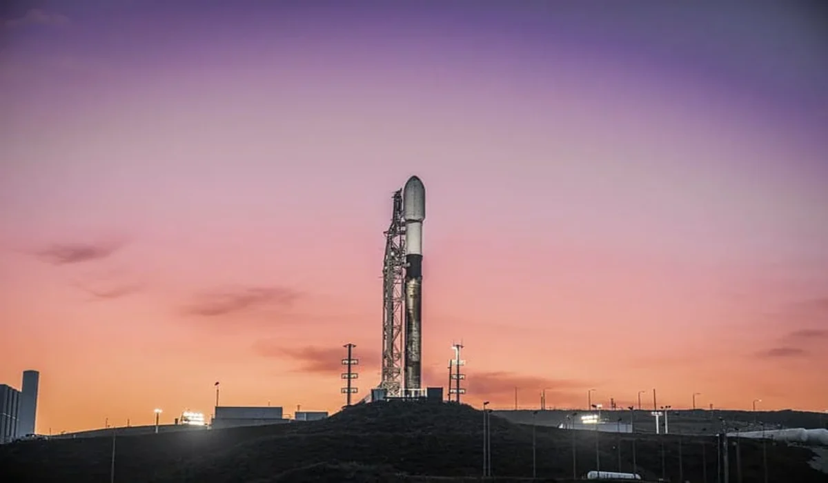Cohete Falcon 9 despegando desde la plataforma de lanzamiento de Cabo Cañaveral.