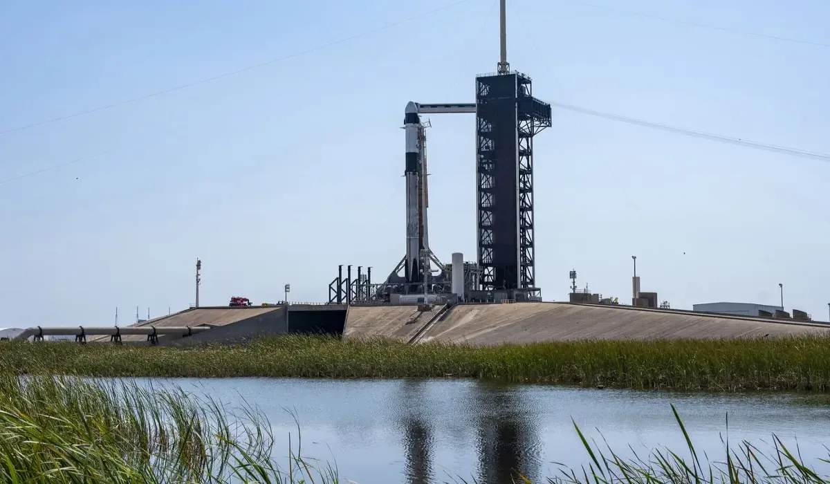 SpaceX Falcon 9 en la plataforma de lanzamiento del Centro Espacial Kennedy antes de la misión Crew-10.