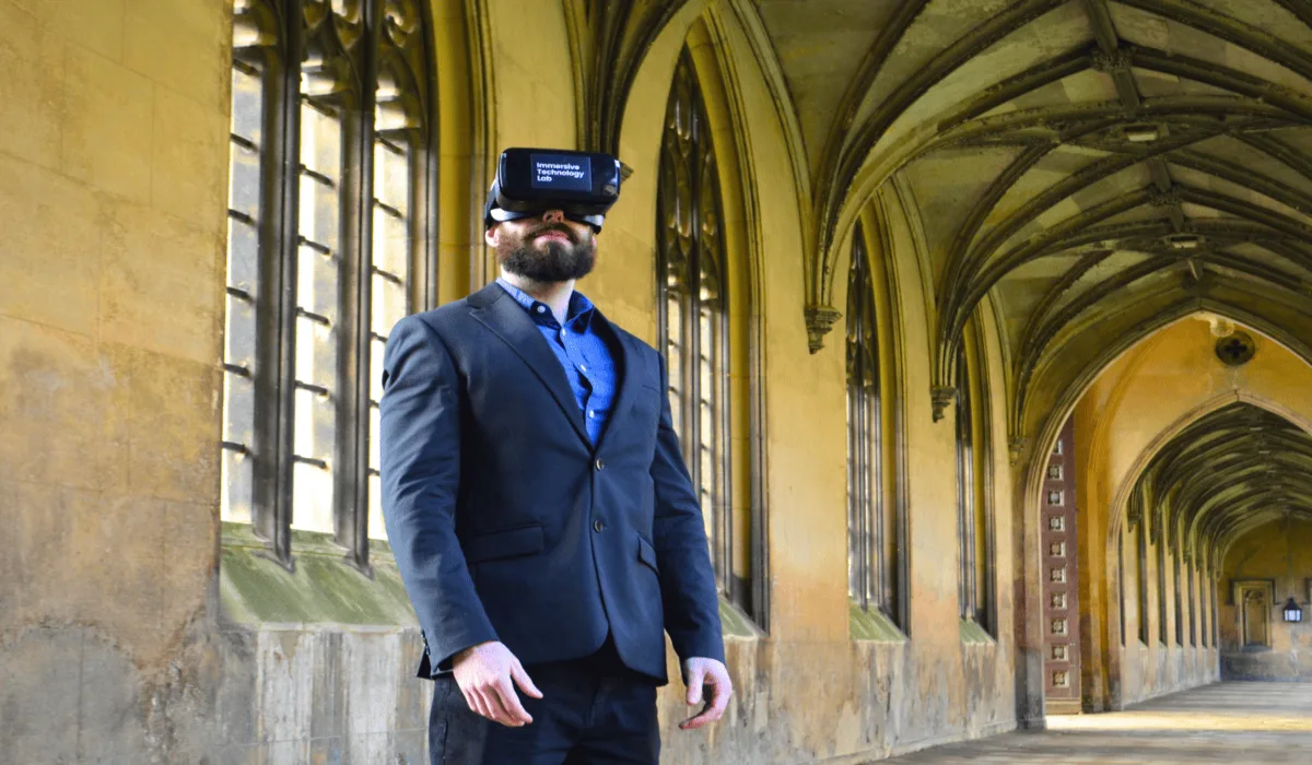 El Dr. Chris Macdonald utilizando un visor de realidad virtual del Immersive Technology Lab en un entorno arquitectónico histórico.