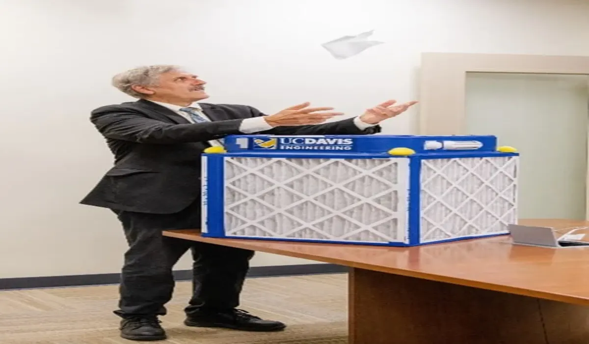 Richard Corsi demostrando el flujo de aire de un purificador casero.