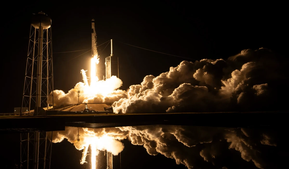Falcon 9 lanzando la nave espacial Dragon hacia la EEI