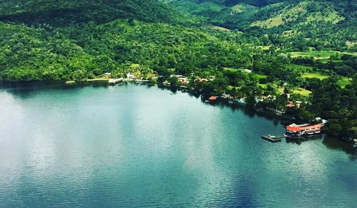 Vista panorámica del Lago de Izabal, el lago más grande de Guatemala, rodeado de vegetación tropical