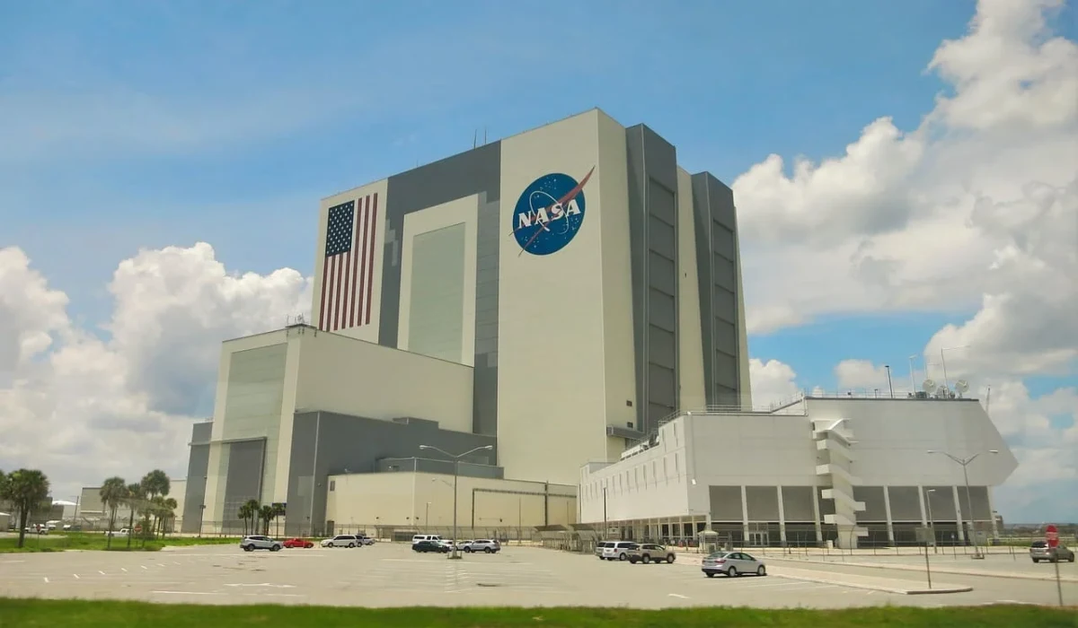 Edificio de la sede de la NASA con la bandera de EE. UU. en la fachada.