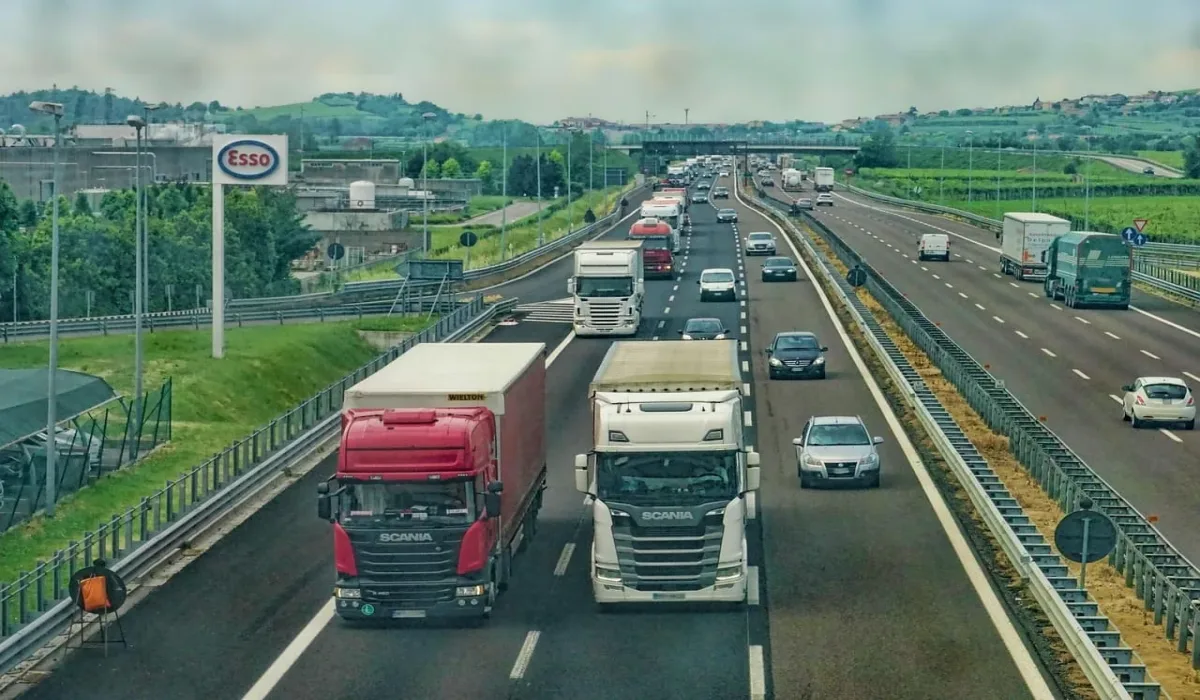 Vista aérea de una autopista congestionada con coches y camiones durante una operación especial de tráfico.