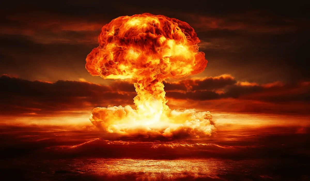 Columna de humo en forma de hongo tras una detonación nuclear, símbolo del poder destructivo del átomo.
