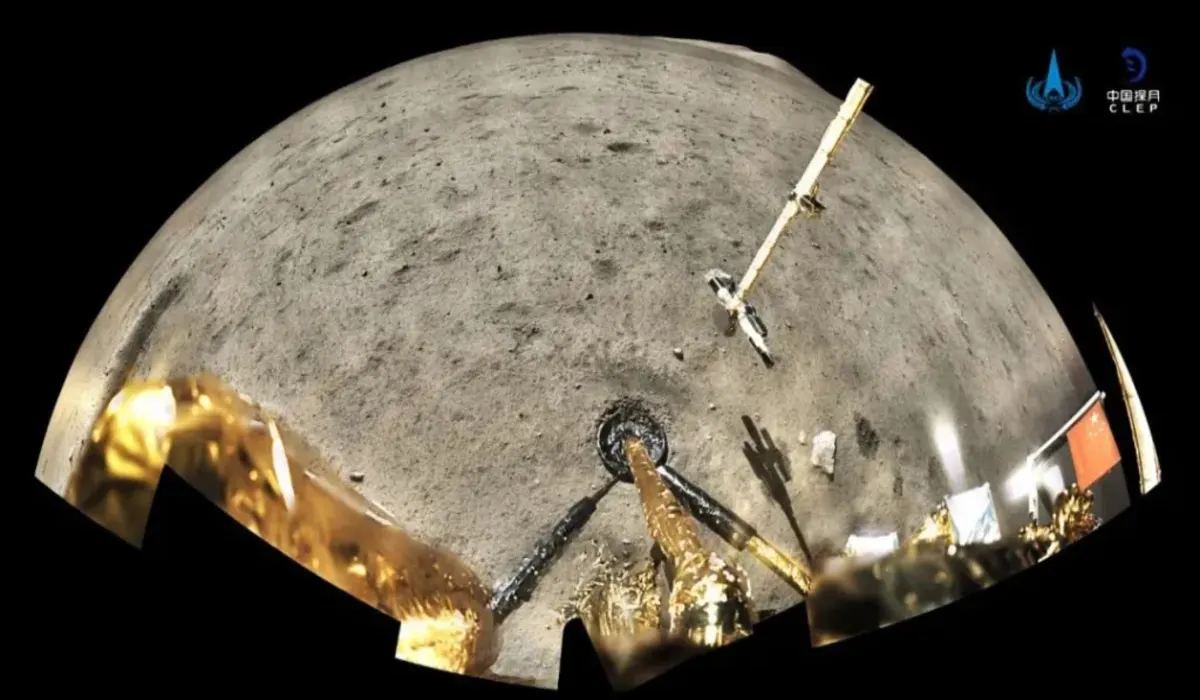 Panorámica del módulo de aterrizaje Chang'e-5 recolectando muestras en la superficie lunar.
