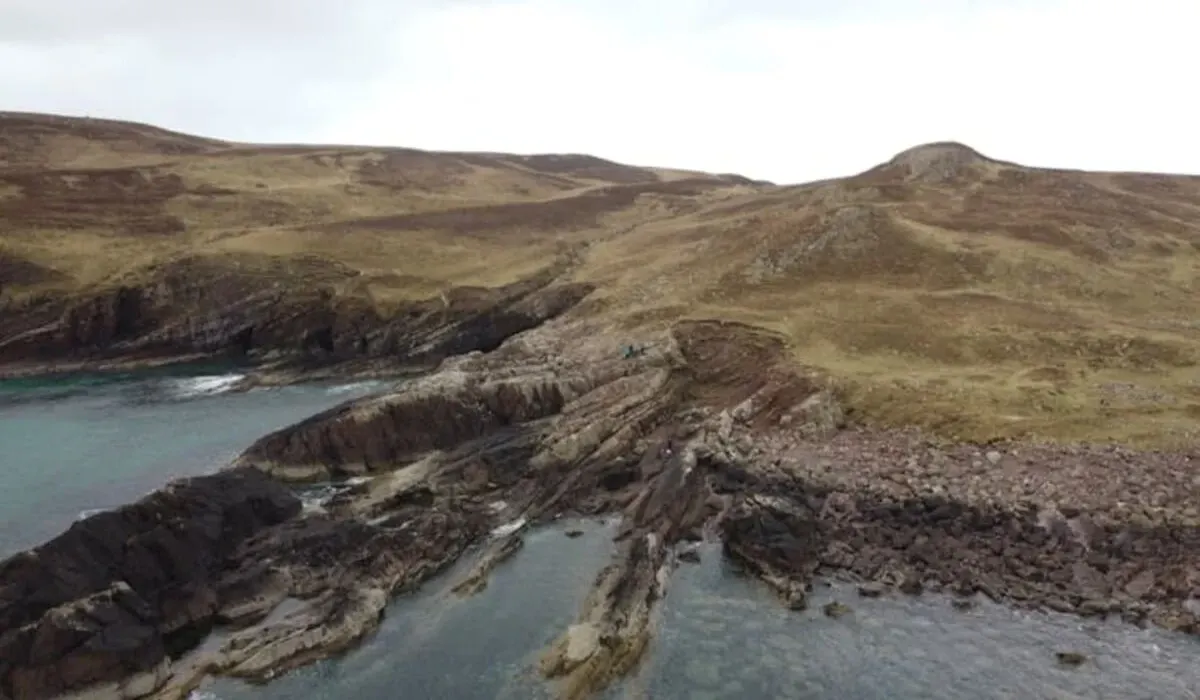 Vista del Miembro Stac Fada en Escocia, sitio geológico clave que conserva evidencias del impacto de un meteorito hace 990 millones de años