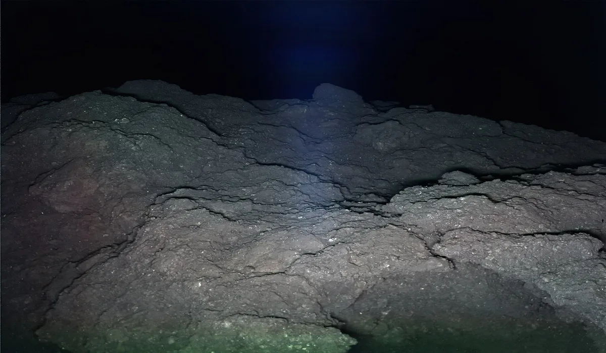 Superficie rocosa del asteroide Ryugu captada en alta resolución por una misión conjunta de NASA y JAXA, rodeada de oscuridad absoluta en el espacio