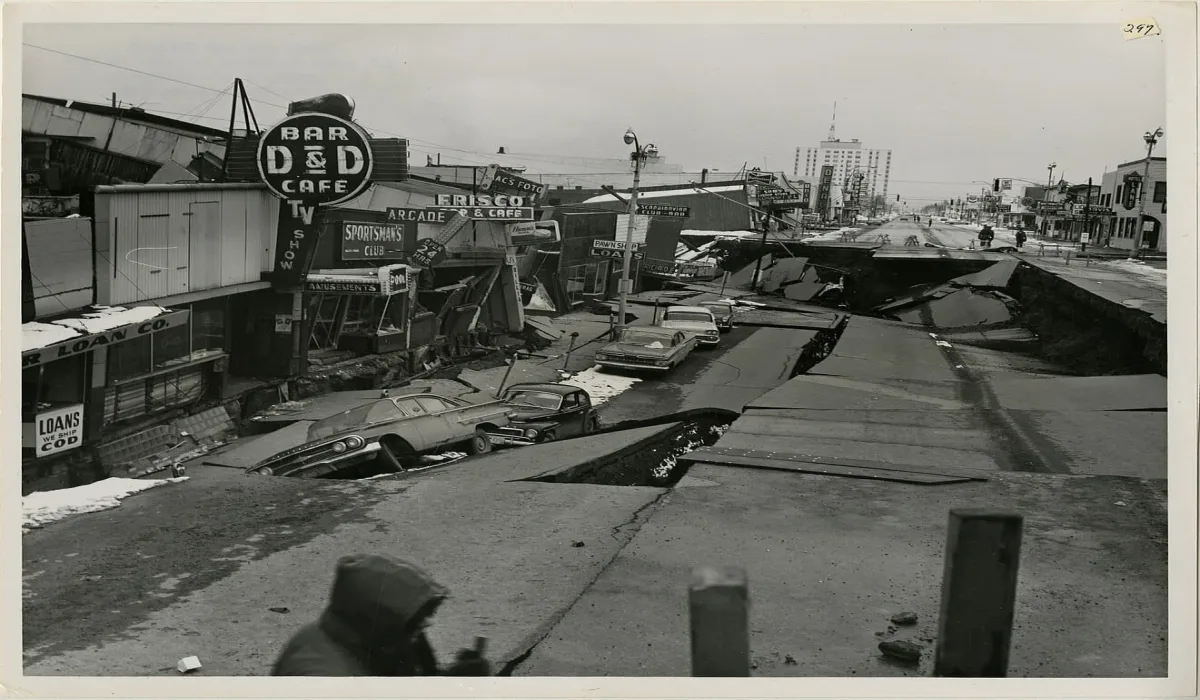 Vista de la calle Fourth Avenue en Anchorage, Alaska, con el pavimento hundido y edificios colapsados tras el terremoto de 1964