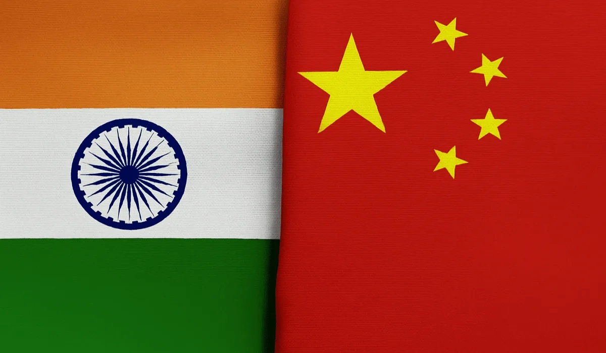 Banderas de India y China una al lado de la otra representando la rivalidad geopolítica