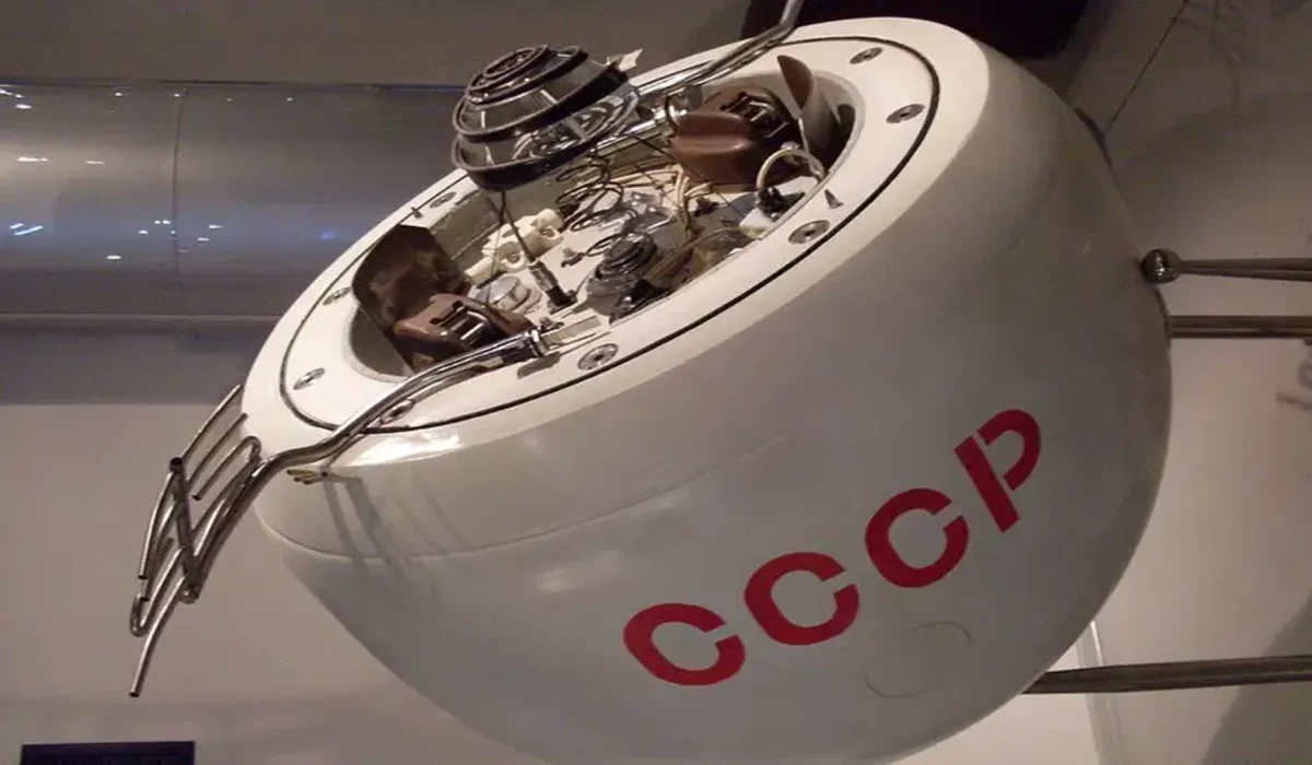 Modelo de la sonda soviética Kosmos 482 con paneles internos expuestos y siglas CCCP visibles