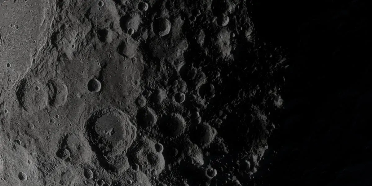 Superficie del Polo Sur Lunar con cráteres y sombras profundas, representando las condiciones extremas de iluminación en esta región lunar.