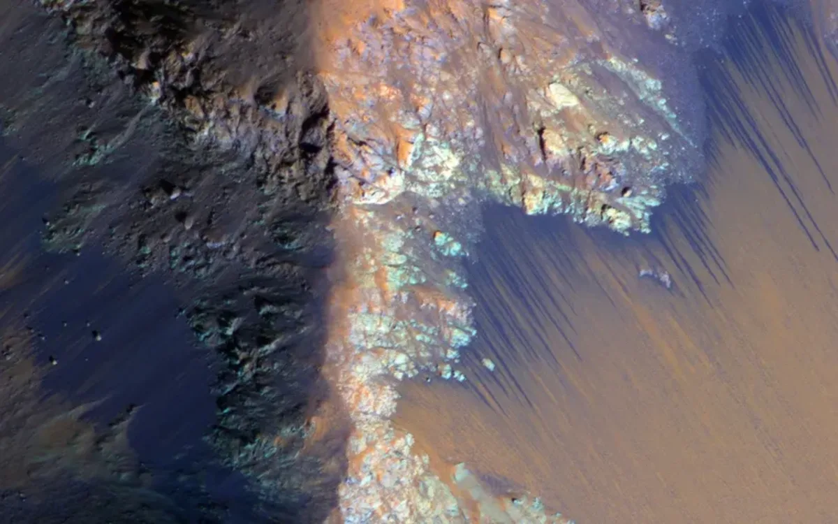Superficie marciana con líneas oscuras que podrían indicar la presencia de agua salada líquida, resaltadas en colores por el análisis de imagen.