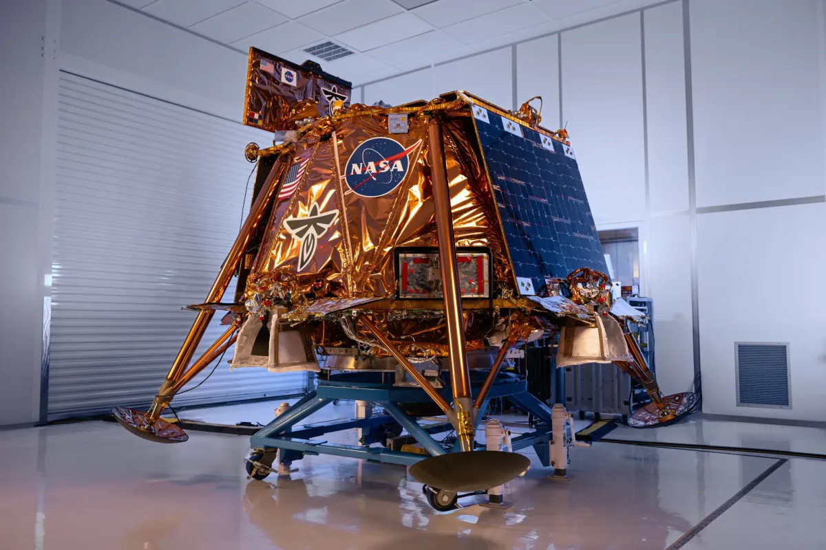 Imagen del módulo de aterrizaje Blue Ghost Mission One de Firefly Aerospace en una sala limpia, mostrando su estructura equipada con paneles solares y componentes tecnológicos.