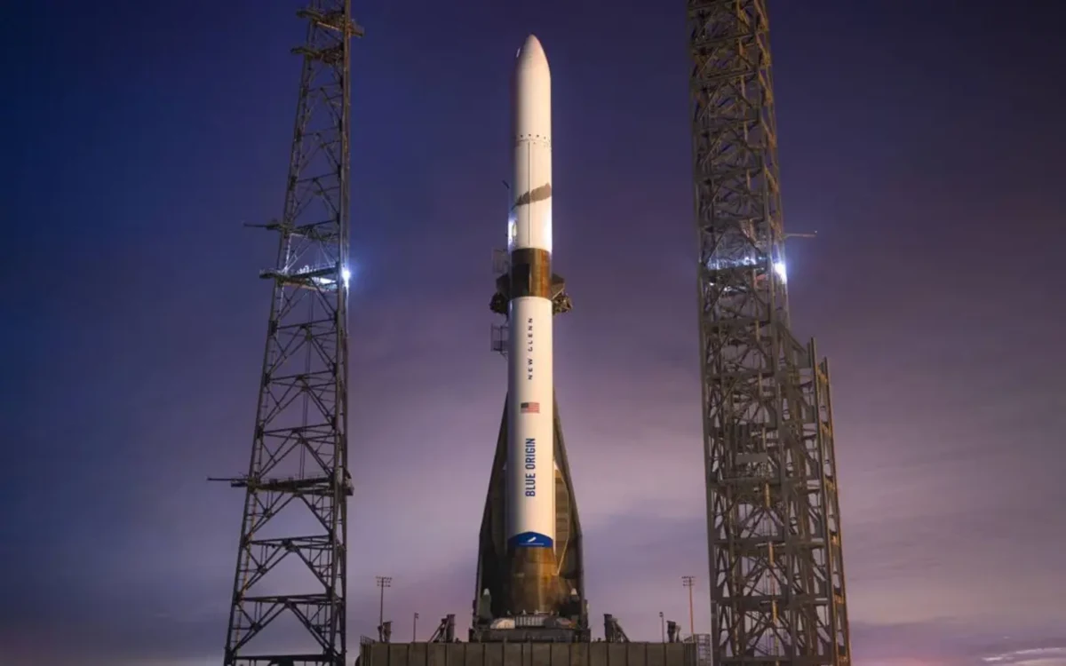 El cohete New Glenn de Blue Origin en la plataforma de lanzamiento de Cabo Cañaveral, Florida, listo para su intento inaugural.