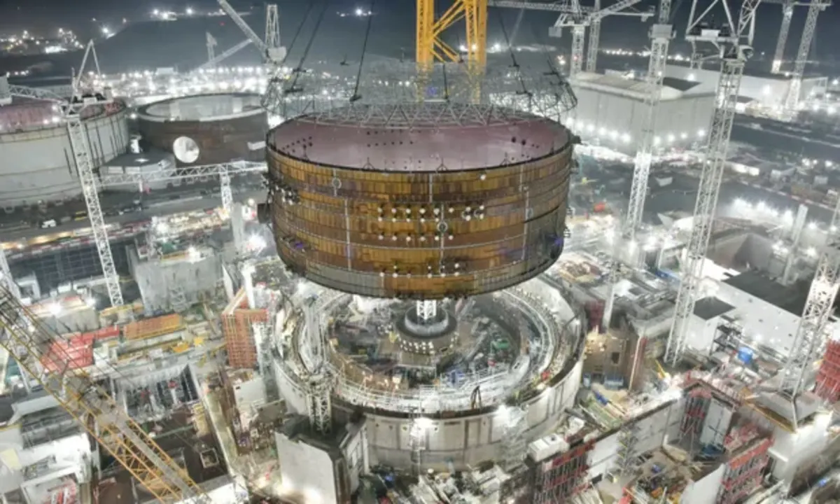 Construcción de la planta nuclear Hinkley Point C iluminada de noche.