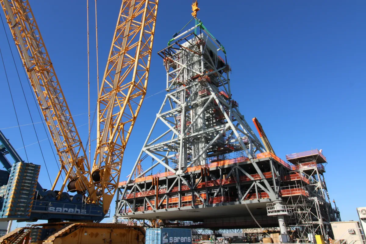 Módulo 4 siendo levantado por una grúa para su instalación en la torre de lanzamiento móvil 2 en el Centro Espacial Kennedy.