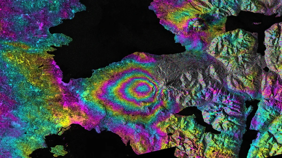 Representación artística del satélite NISAR en órbita, capturando datos sobre los cambios en la superficie terrestre.