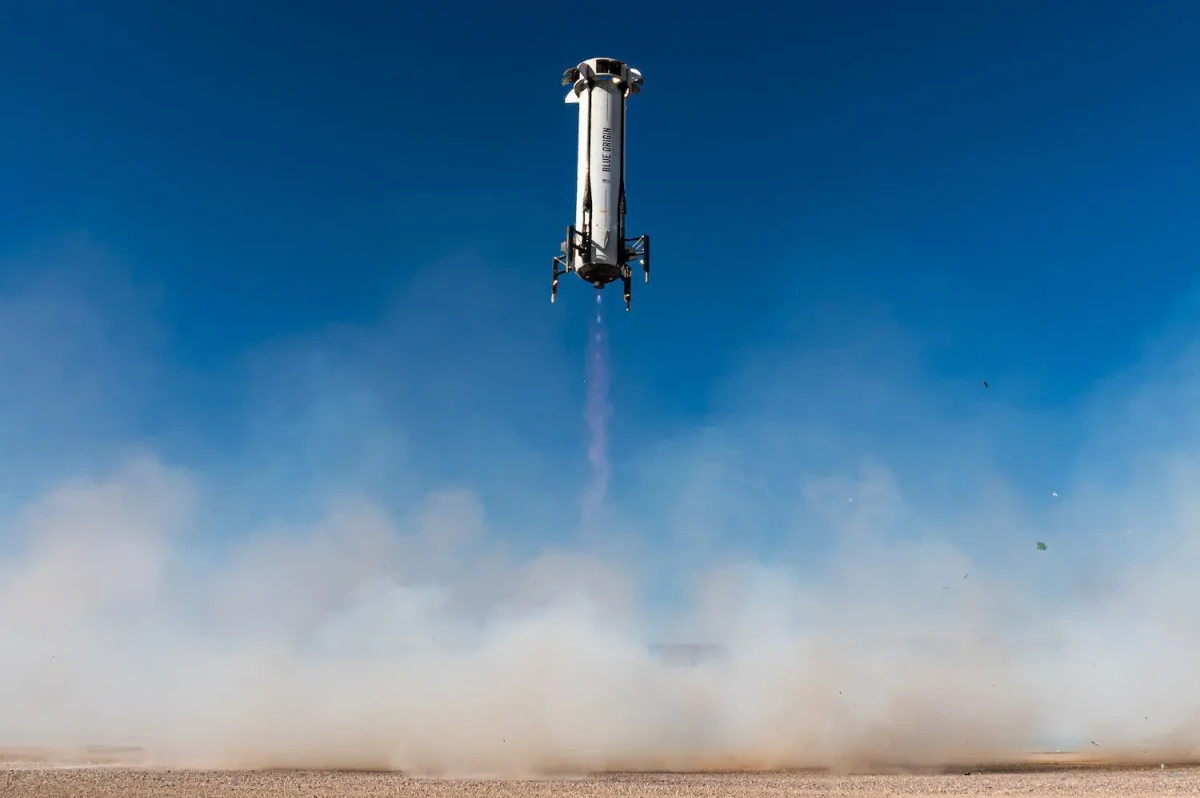 Lanzamiento del cohete reutilizable New Shepard de Blue Origin en el desierto.