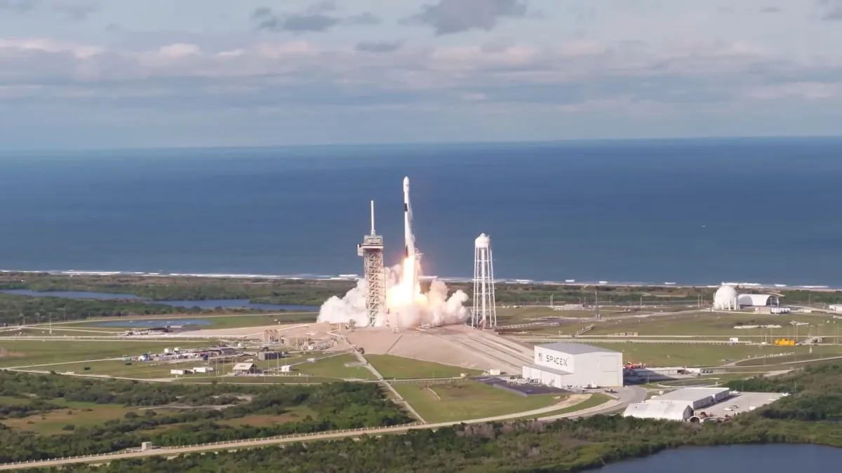 Lanzamiento diurno del Falcon 9 con una vista panorámica del sitio de despegue.