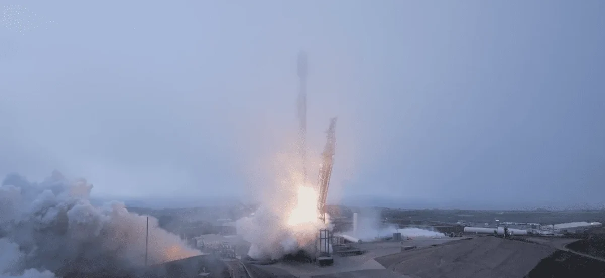 Cohete Falcon 9 de SpaceX en la plataforma de lanzamiento liberando vapor antes del despegue.