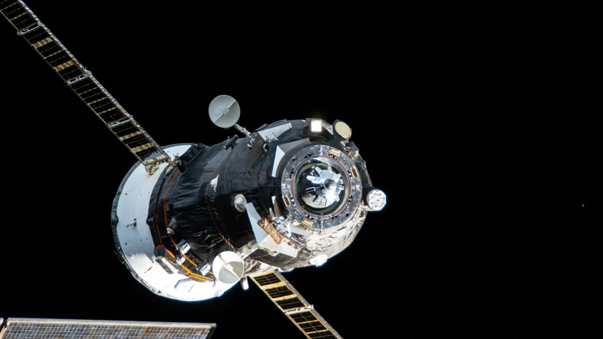 Nave espacial no tripulada Roscosmos Progress vista desde la Estación Espacial Internacional.