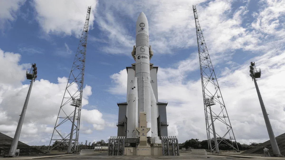 Cohete Ariane 6 en la plataforma de lanzamiento antes de su primer vuelo comercial.