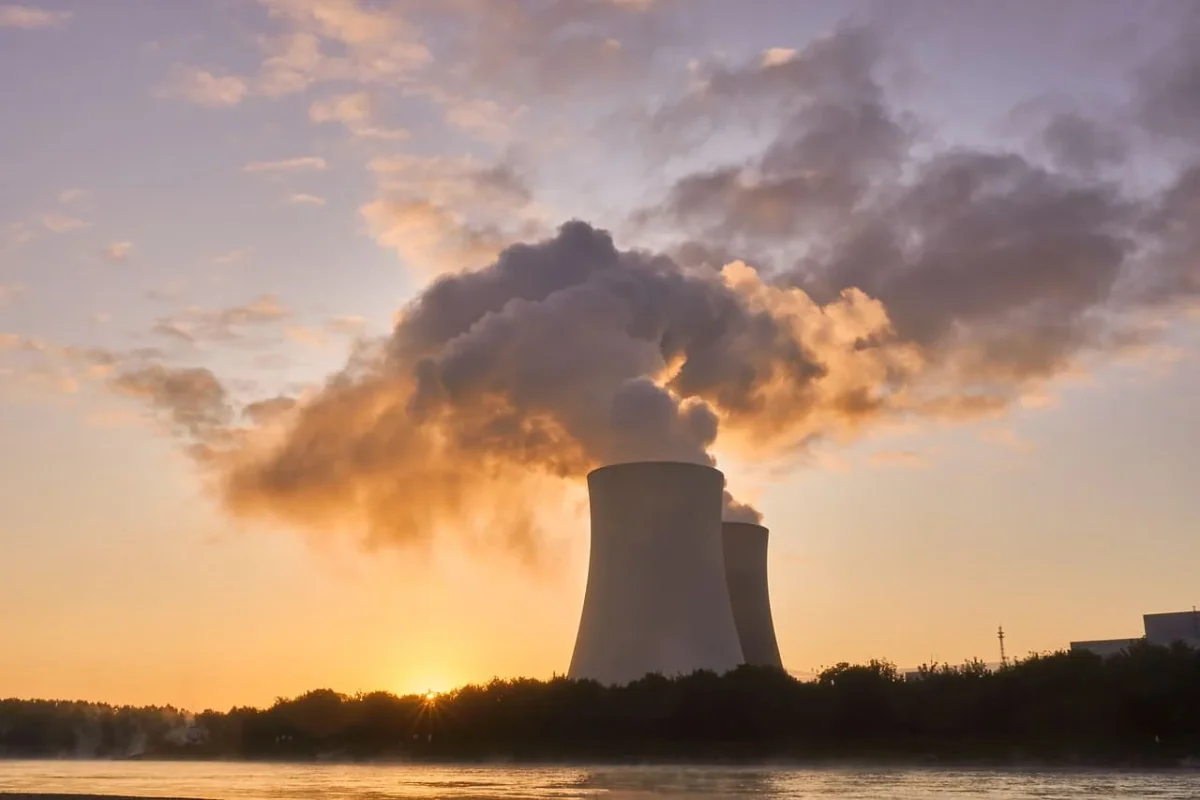 Planta nuclear en funcionamiento, simbolizando el impulso a la energía nuclear como solución energética.
