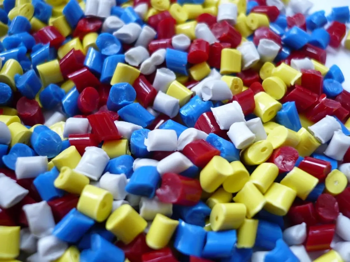 Fragmentos de polímeros en colores rojo, azul, amarillo y blanco, utilizados en procesos de fabricación y nanoestructuras poliméricas.