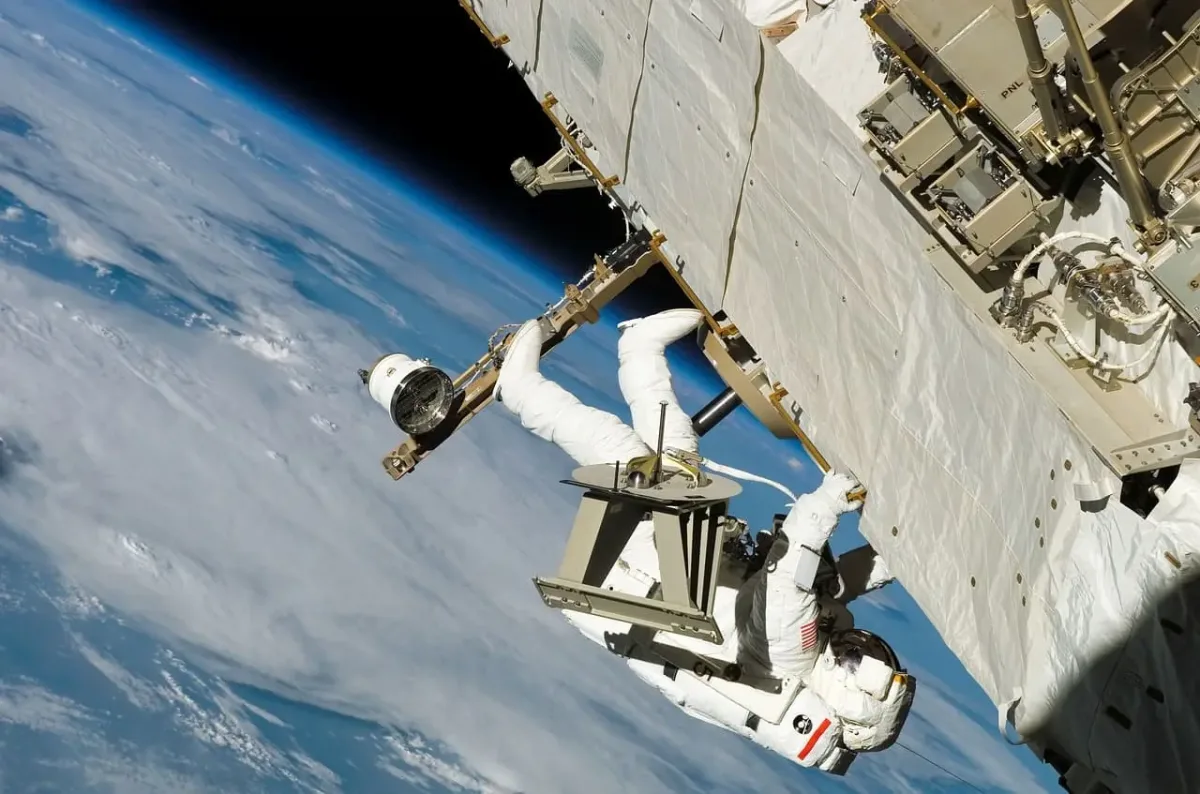 Astronauta realizando una caminata espacial mientras trabaja en la Estación Espacial Internacional.
