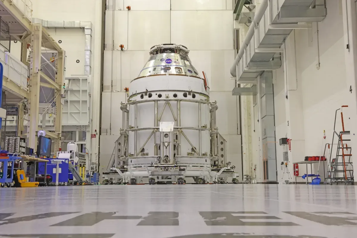 Módulo de servicio Orión de Artemis II en el Centro Espacial Kennedy durante los preparativos previos al lanzamiento.