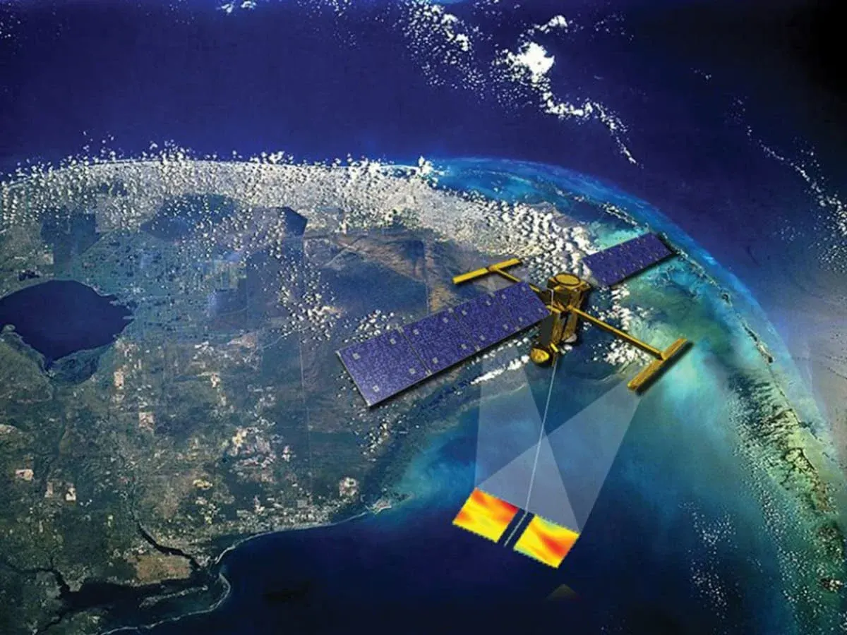 Impresión artística del satélite SWOT observando la superficie oceánica desde el espacio