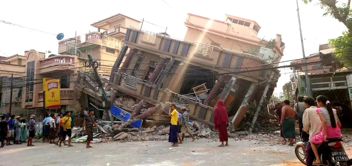 Edificio colapsado en Mandalay tras el terremoto de magnitud 7.7 en Myanmar, rodeado de civiles