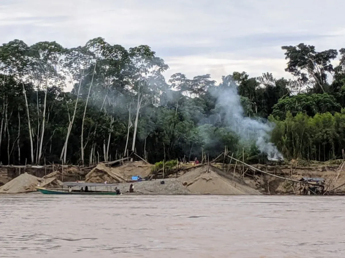 Operación de minería ilegal en la Amazonía peruana