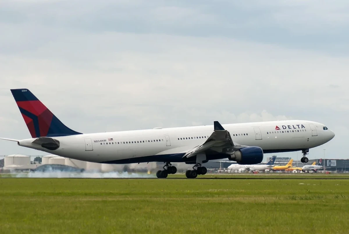 Avión de Delta Air Lines aterrizando en una pista de aeropuerto