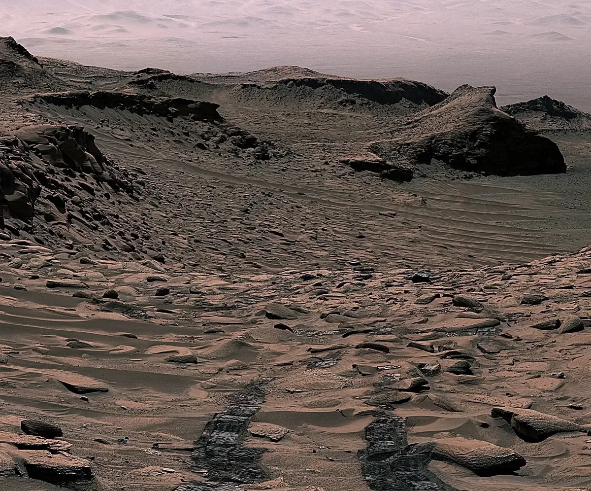 Vista panorámica del sitio "Ubajara" en Marte, donde el rover Curiosity descubrió siderita, un mineral clave para entender la antigua atmósfera marciana.