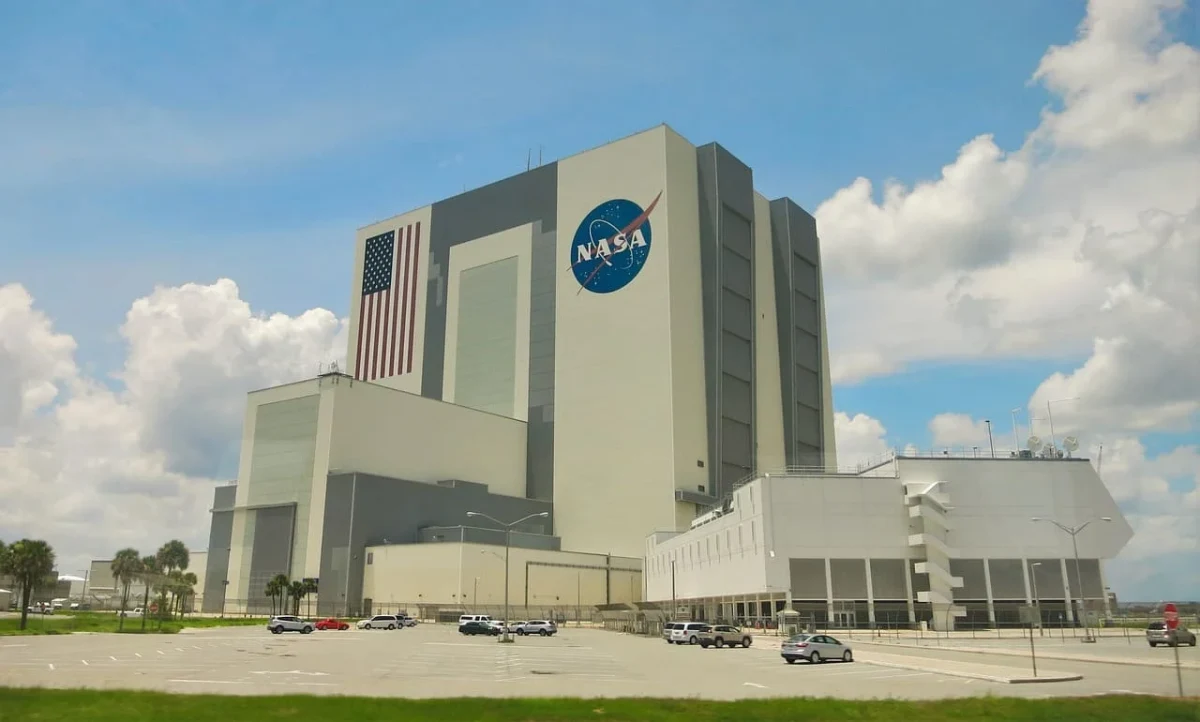 Edificio de la sede de la NASA con la bandera de EE. UU. en la fachada.