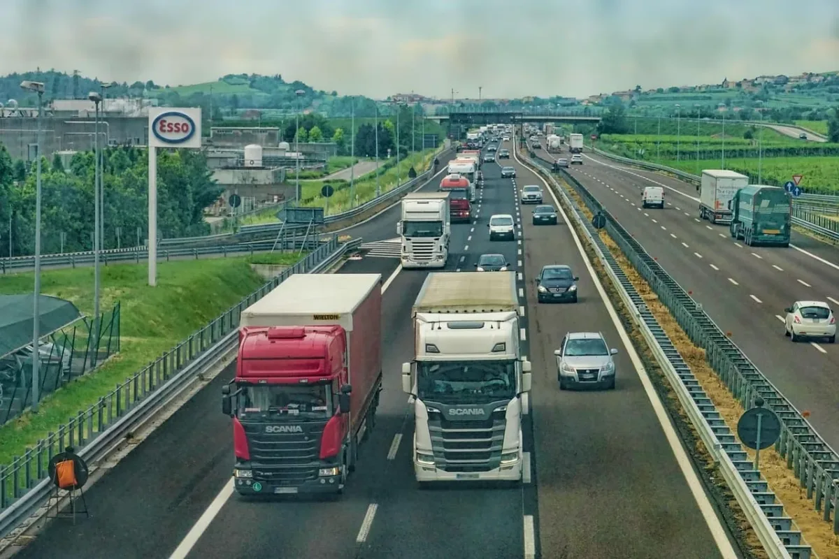 Vista aérea de una autopista congestionada con coches y camiones durante una operación especial de tráfico.