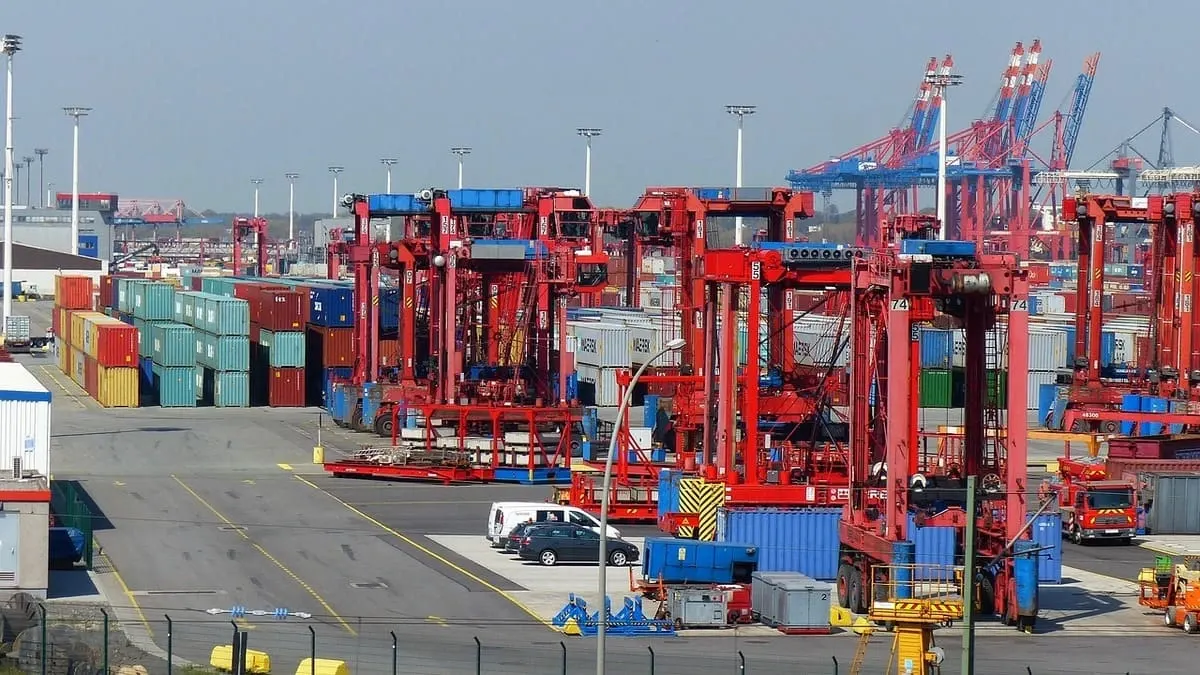 Infraestructura portuaria con grúas rojas y contenedores