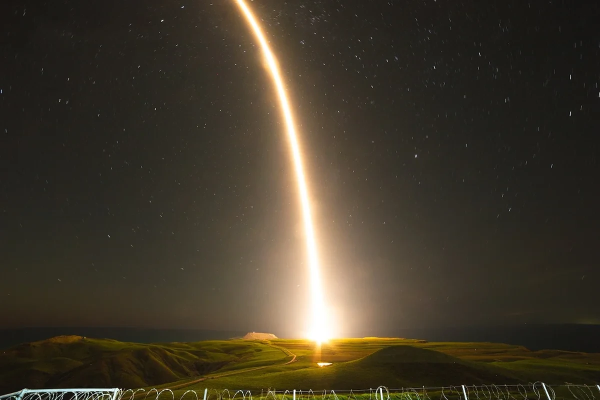 lanzamiento nocturno de un cohete Electron